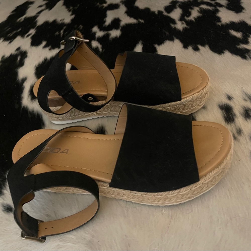 Soda sandals